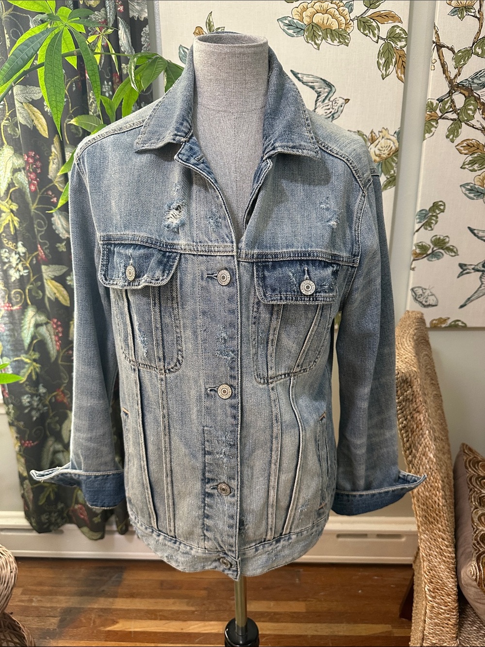Abercrombie & Fitch Distressed Denim Trucker Jacket Light Wash 100% Cotton SZ M